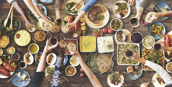 Vrienden eten voor grote tafel — Stockfoto