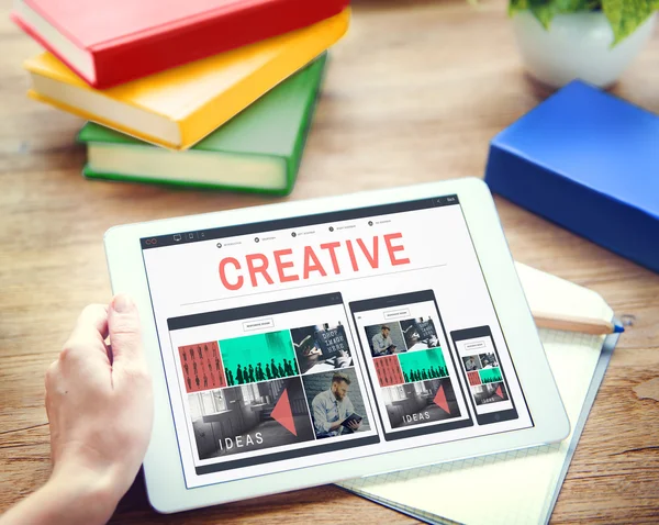 Woman using tablet computer — Stock Photo, Image