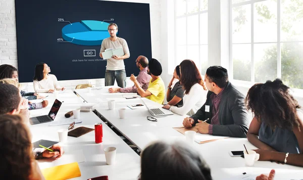 Gente de negocios trabajando en oficina — Foto de Stock