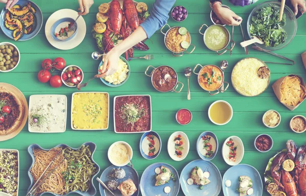 Amigos comiendo para la mesa grande — Foto de Stock