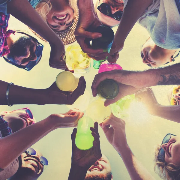 Happy vrienden veel plezier hebben in de zomer — Stockfoto