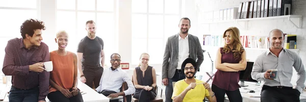 Les gens d'affaires travaillant dans le bureau — Photo