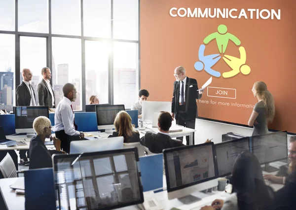 Geschäftsleute im Büro — Stockfoto