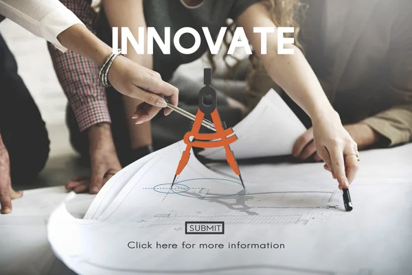 Designer che lavorano con poster e innovare — Foto Stock