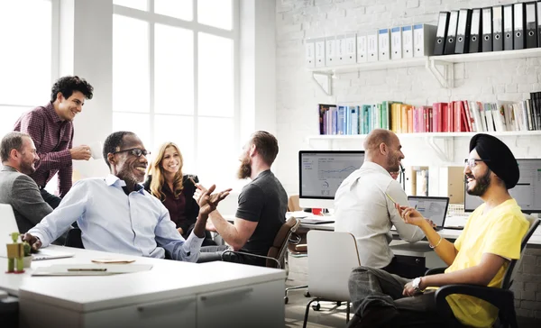 Uomini d'affari che lavorano in ufficio — Foto Stock