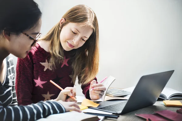 Friends Brainstorming di College — Stok Foto