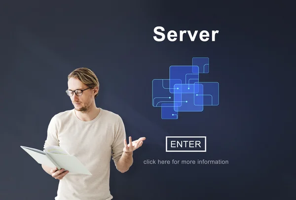 サーバーを利用するビジネスマン — ストック写真