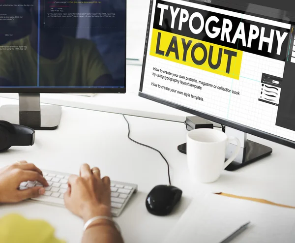 Počítač s rozložením typografie na monitoru — Stock fotografie
