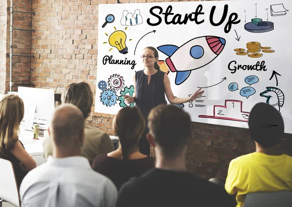 Personnes en conférence avec start-up — Photo