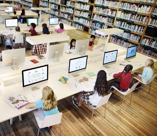 Sala de aula de informática na escola — Fotografia de Stock