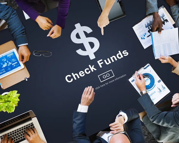 Empresarios señalando los fondos de cheque —  Fotos de Stock