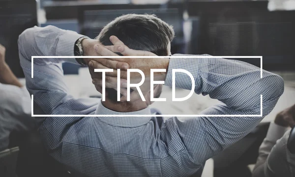 Επιχειρηματίας χαλαρώνει και κουρασμένος — Φωτογραφία Αρχείου
