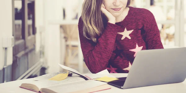 Estudando em Conceito de Internet — Fotografia de Stock