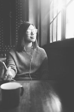 Cep telefonu olan kadın.