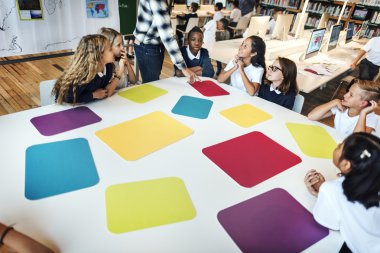 Kitaplığı'nda okuyan çocuk