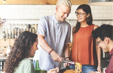 Arkadaşlar mutluluk açık mutfak