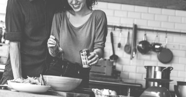 Çift birlikte yemek