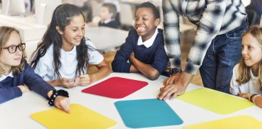 Kitaplığı'nda okuyan çocuk