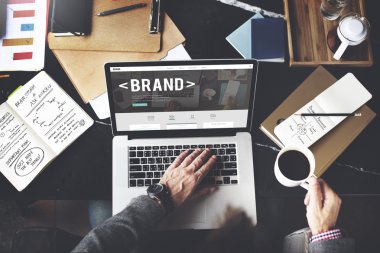 dizüstü bilgisayar kullanan adam