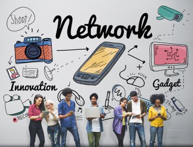 Dijital cihazlar, kullanan öğrenciler internet'te sörf 