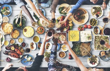 arkadaşlar büyük tablo için yemek