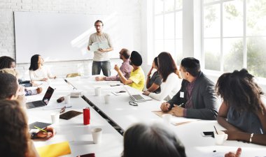 Ofiste çalışan iş adamları