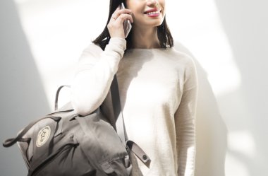 Sırt çantası ve telefon ile kız