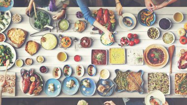 arkadaşlar büyük tablo için yemek