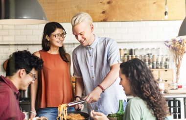 Arkadaşlar mutluluk açık mutfak