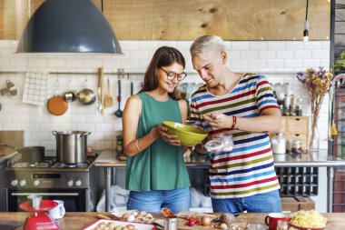 Çift birlikte yemek