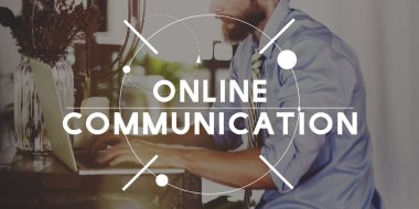 işadamı çalışma dizüstü ve online iletişim