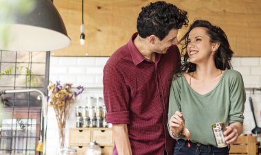 Çift birlikte yemek