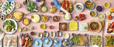 arkadaşlar büyük tablo için yemek