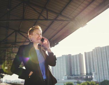 Cep telefonu kullanan iş kadını 