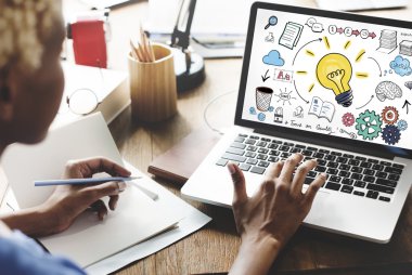 fikirler ile dizüstü bilgisayar üzerinde çalışan kadın