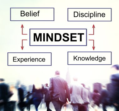 Sokağın karşısındaki insanlar