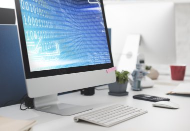 Bilgisayar ofiste tabloda