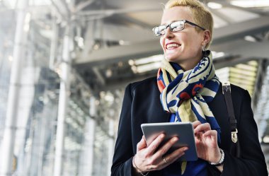 İşkadını dijital cihaz ile