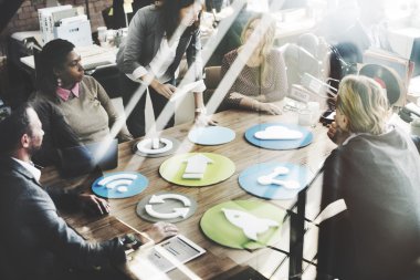 Ofiste çalışan iş adamları