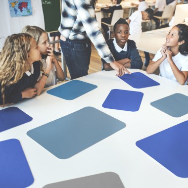 Kitaplığı'nda okuyan çocuk