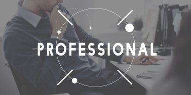 İşadamı ofiste düşünüyor.