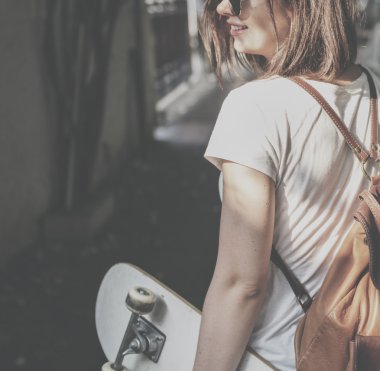 Genç yenilikçi kaykay ile