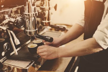 Barista kahve yapıyor makine 
