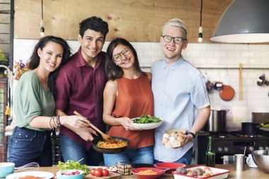 Mutfak pişirme arkadaşlar  