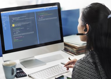 bilgisayar monitörü html kodu içeren