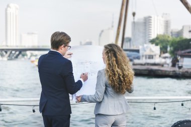 iş adamı ve iş kadını mühendisleri