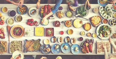 arkadaşlar büyük tablo için yemek