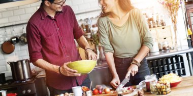 Çift birlikte yemek