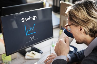 Ofisteki işadamı bilgisayarla çalışıyor