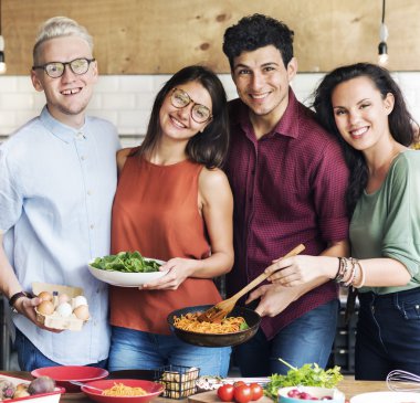 Mutfak pişirme arkadaşlar 